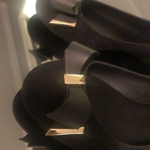 Black flats with a cute bow.